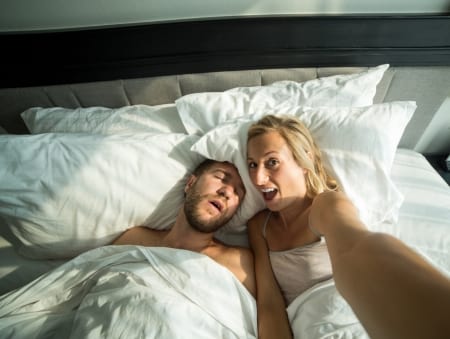 Borítókép: A legbosszantóbb dolgok, amikkel a párok szabotálhatják egymás nyugodt alvását