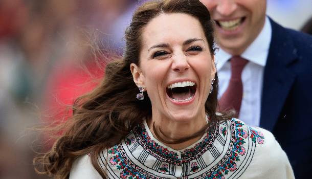 Borítókép: Meglepő póz – Ezért tartja olyan furán Katalin hercegné a lábait