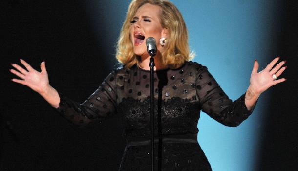 Borítókép: Adele elfelejtette a szövegét és zseniális volt a reakciója - VIDEÓ