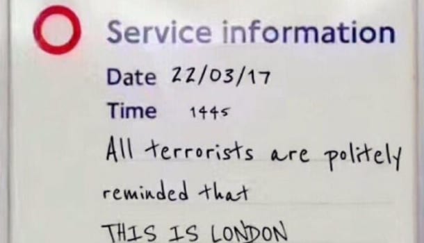 Borítókép: London egyszerre méltóságteljes és vicces feliratokkal áll ki a terrorizmus ellen