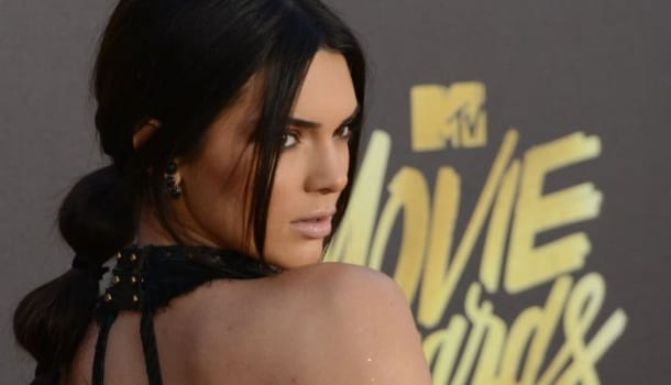 Borítókép: Miért néz ki minden képen olyan jól? Íme egy trükk Kendall Jennertől, amitől instant fotogénebb leszel