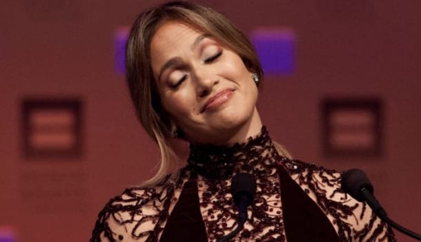 Borítókép: Ezt nem fogod elhinni! Jennifer Lopeznek 47 évesen úgy áll a miniruha, ahogy nekünk soha - FOTÓ