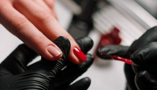 Borítókép: Sokk! Ilyen káros folyamat történik a testedben 10 órával körömlakkozás után