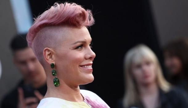 Borítókép: Pink kiakadt: cseppet sem érzi magát kövérnek!