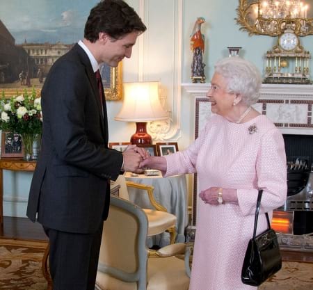 Borítókép: Még II. Erzsébet is! 7 női celebritás, aki nem tudta kivonni magát Justin Trudeau hatása alól