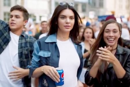 Borítókép: Te érted, miért? Visszavonta a Pepsi a Kendall Jenner-reklámját