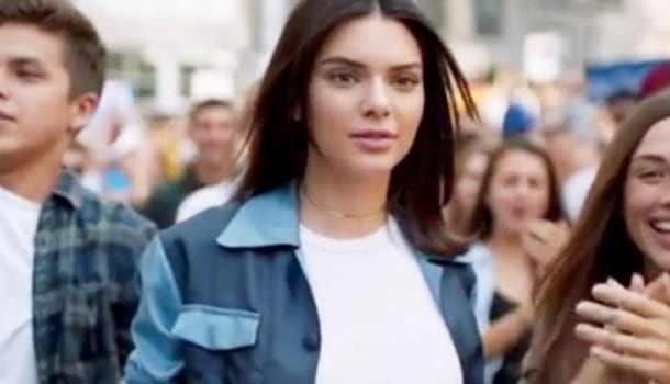 Borítókép: Te érted, miért? Visszavonta a Pepsi a Kendall Jenner-reklámját