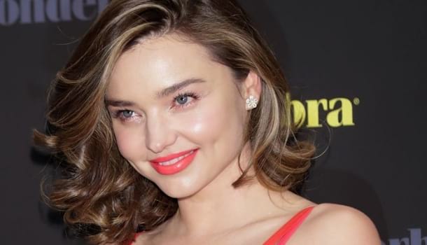 Borítókép: Miranda Kerr most bebizonyította, hogy egy H&M ruhában is lehet valaki lehengerlő a vörös szőnyegen - FOTÓ