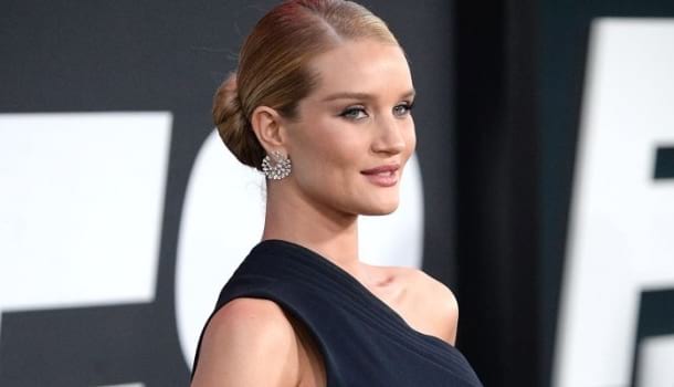 Borítókép: Bevállalós kismama! Rosie Huntington-Whiteley felsliccelt estélyiben villantotta meg gömbölyödő pocakját - FOTÓK