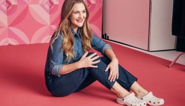 Borítókép: Drew Barrymore és John Cena Crocs cipőben!