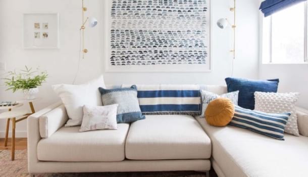 Borítókép: Íme egy apró dolog, amitől azonnal stílusosabb lesz a kanapéd