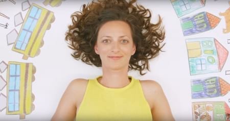 Borítókép: Nézd meg Szalóki Ági új videóját, amelyben egy csomó gyerekkel villamosozik (és rappel)