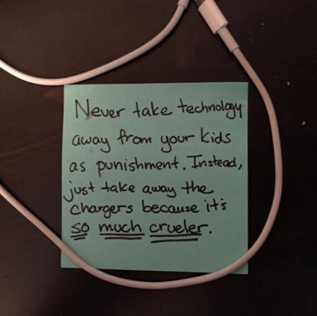 Borítókép: Egy háztartásbeli apuka post it cetliken kiáltja világgá a szülőlét összes fájdalmát