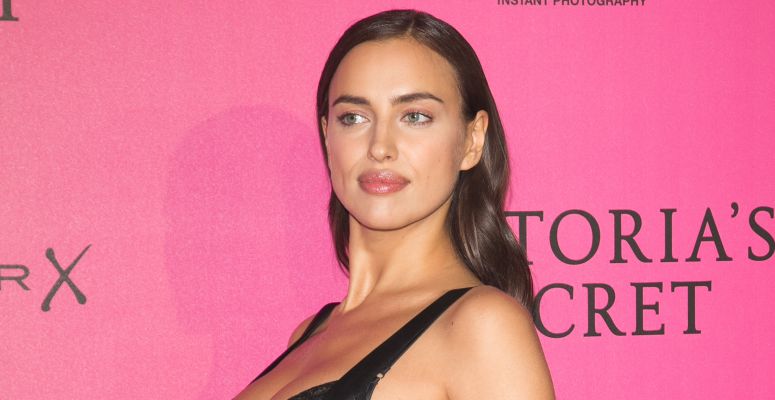 Ilyen nincs! Irina Shayk szülés utáni bikinis testétől tuti, hogy dobsz egy hátast!