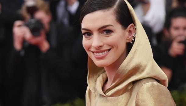 Borítókép: Hoppá! Le fogsz döbbeni, hogy honnan szerezi be manapság filléres ruháit Anne Hathaway