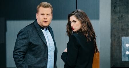 Borítókép: Wow! 5 perces romkomot rittyentett a színpadra James Corden és a csengő hangú Anne Hathaway
