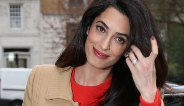 Borítókép: Hiba vagy sem? Amal Clooney terhessége alatt sem tud lemondani erről a ruhadarabról - FOTÓK