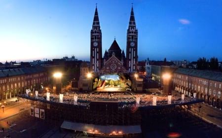 Borítókép: Csábító műsor a szegedi csillagtető alatt