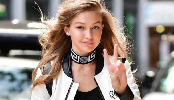 Borítókép: 10 alkalom, amikor Gigi Hadid bebizonyította, hogy a sportcipő legalább olyan nőies, mint a magas sarkú