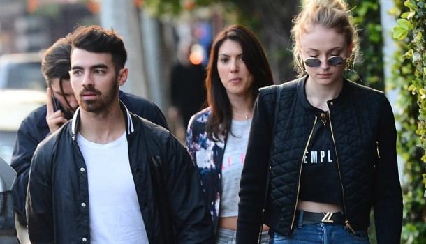 Borítókép: Így öltözz össze a pasiddal! Á la Sophie Turner és Joe Jonas