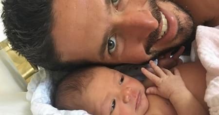 Borítókép: Úgy tűnik ez működik: egy apuka érdekes módszerrel altatja a kisbabáját!