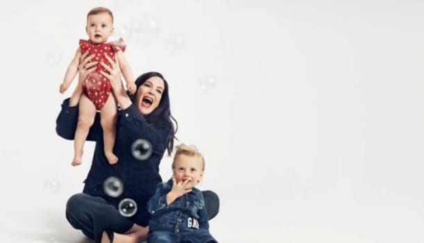 Borítókép: Végre megszólalt! Liv Tyler kendőzetlenül mesél arról, milyen háromgyerekes anyának lenni
