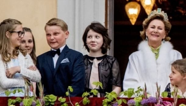 Borítókép: A nap trollja! Így űzött viccet a herceg a királyi család fotózkodásából