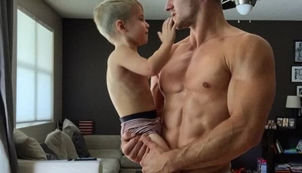 Borítókép: Elolvadtunk! Íme a világ legszexibb szingli apukája, akit bármikor szívesen megvigasztalnánk