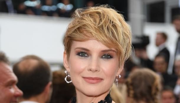 Borítókép: Káprázatosan szép volt Osvárt Andi a Cannes-i filmfesztivál vörös szőnyegén – a legnagyobb sztárokat is simán lepipálta!