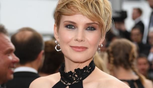 Borítókép: Káprázatosan szép volt Osvárt Andi a cannes-i filmfesztivál vörös szőnyegén – a legnagyobb sztárokat is simán lepipálta!