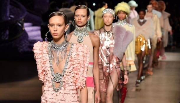 Borítókép: Áll a bál a Louis Vuittonnál! Kidobták a modellt, mert túl kövérnek találták – Ugye szerinted sem az?