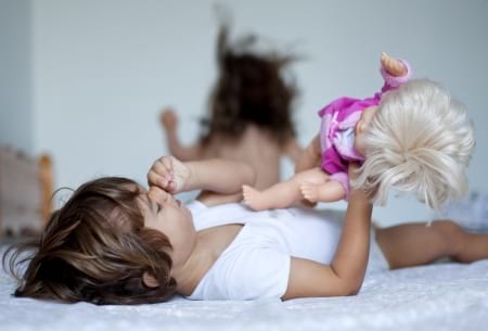 Borítókép: Ezért jó, ha a fiú gyereket is hagyjuk babázni, a lányokat pedig autózni