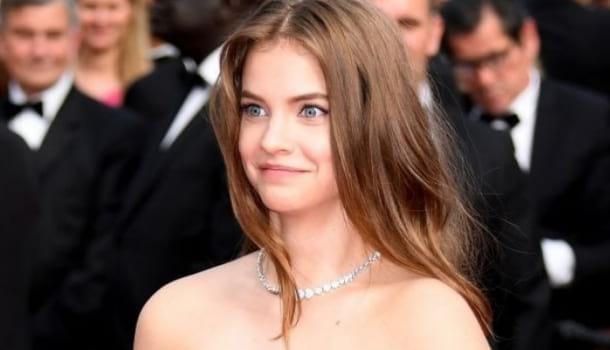 Borítókép: Nem sokon múlott! Palvin Barbi majdnem elesett a vörös szőnyegen – VIDEÓ