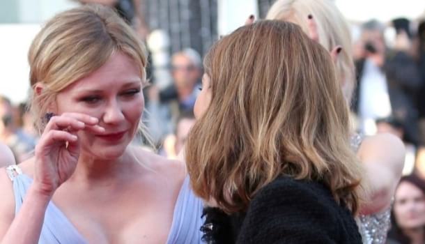 Borítókép: Mi történhetett? Kirsten Dunst elsírta magát a vörös szőnyegen