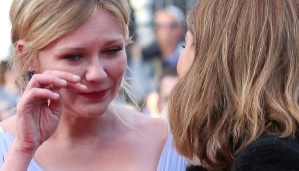 Borítókép: Mi történhetett? Kirsten Dunst elsírta magát a vörös szőnyegen