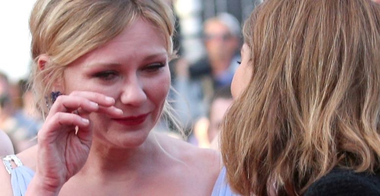 Borítókép: Mi történhetett? Kirsten Dunst elsírta magát a vörös szőnyegen