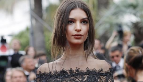 Borítókép: Cannes-i dráma! Emily Ratajkowski ruháját még a kocsiban is varrták, hogy kész legyen – De megérte, nem?