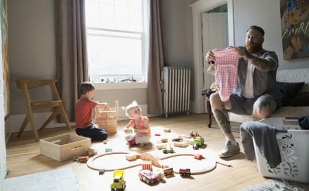 Borítókép: Ez az apuka felismerte, miért rossz ötlet segíteni a feleségének a házimunkában