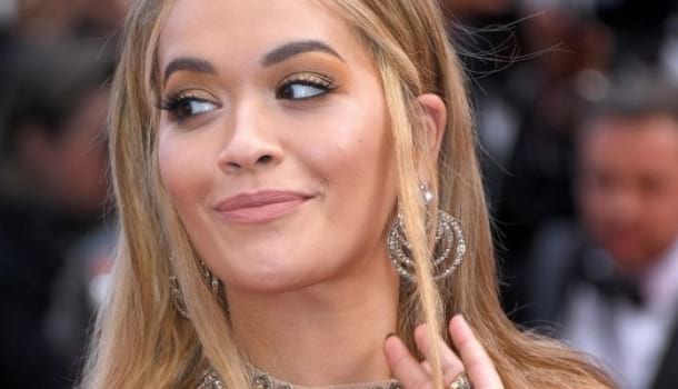 Borítókép: Miért vasalja ki mindig a haját? Rita Ora végre megmutatta természetes göndör fürtjeit, minket pedig elfogott az irigység