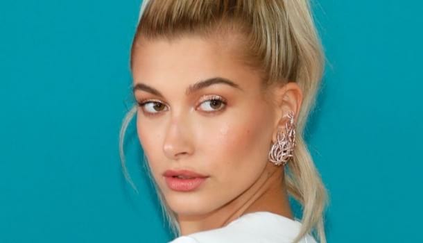 Borítókép: Mi ez a cipő? Hailey Baldwin magas sarkújával nem tudunk megbarátkozni