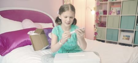 Borítókép: Fénysebességgel terjed a Youtube-videó, amin egy kislány játékbaba helyett terhességi tesztet talál a dobozban...