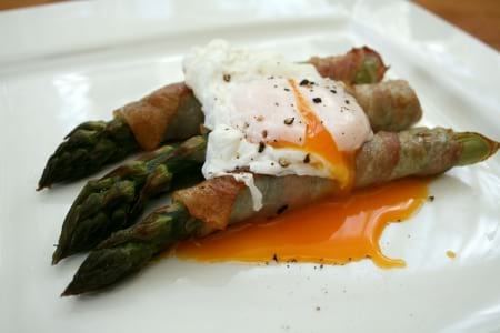 Borítókép: Egyszerű, gyors és elképesztően finom a sült spárga buggyantott tojással