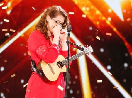 Borítókép: Gyönyörű hangon énekel ez a siket lány – nem csoda, hogy instant sztár lett