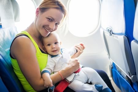 Borítókép: Repülőn kisbabával: 10+1 tanács egy tapasztalt anyukától, amit érdemes megfogadni