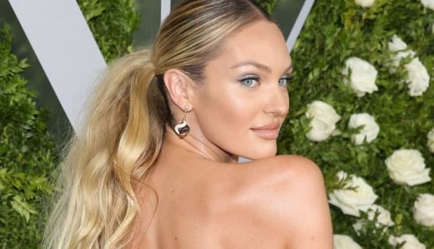 Borítókép: Leesett az állunk! Fél évvel a szülés után átlátszó ruhában villantott Candice Swanepoel a vörös szőnyegen