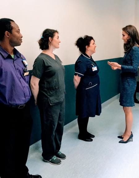 Borítókép: Meglepetésvizit: Katalin hercegné meglátogatta a londoni terrortámadás sérültjeit a kórházban