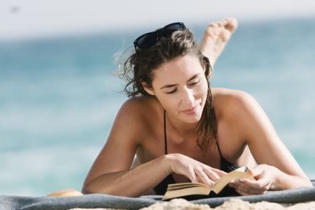 Borítókép: 5 "limonádé" olvasmány, amit érdemes magaddal vinned a strandra