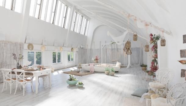 Borítókép: Amikor fotóstúdióra gondolunk, a legtöbbünknek egy üres tér jut eszébe vásznakkal és rengeteg lámpával, ahol egykaptafára készülnek a képek...