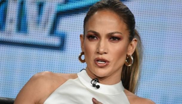 Borítókép: Az új trend! Jennifer Lopez fürdőruhája szuperszexis, de alkalmatlan a strandolásra