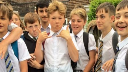 Borítókép: Szoknyát viseltek a fiúk tiltakozásul ebben az iskolában...